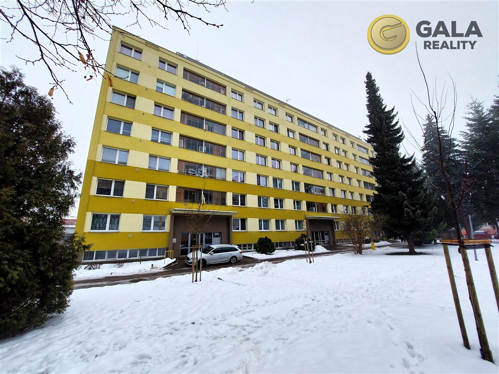 Prodej bytu 3+1 s balkonem a lodžií v revitalizované budově s výtahem v obci Dvůr Králové nad Labem. Ihned volný.